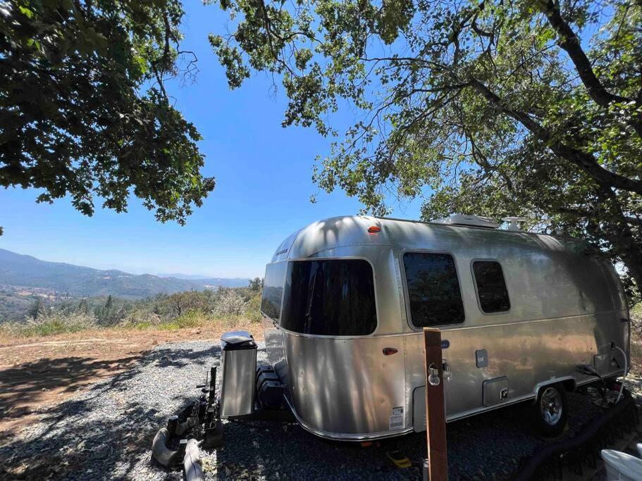 Modern Airstream With Amazing View - 10 To 15 Minutes From Kings Canyon National Park Dunlap エクステリア 写真
